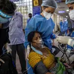  La alarmante advertencia de una doctora desde India: “Vacunados con AstraZeneca se contagian de la nueva variante”