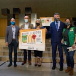 Presentación del cupón de la ONCE con la imagen que conmemora el 30 aniversario del Teatro de la Maestranza, hoy en la sede de la institución