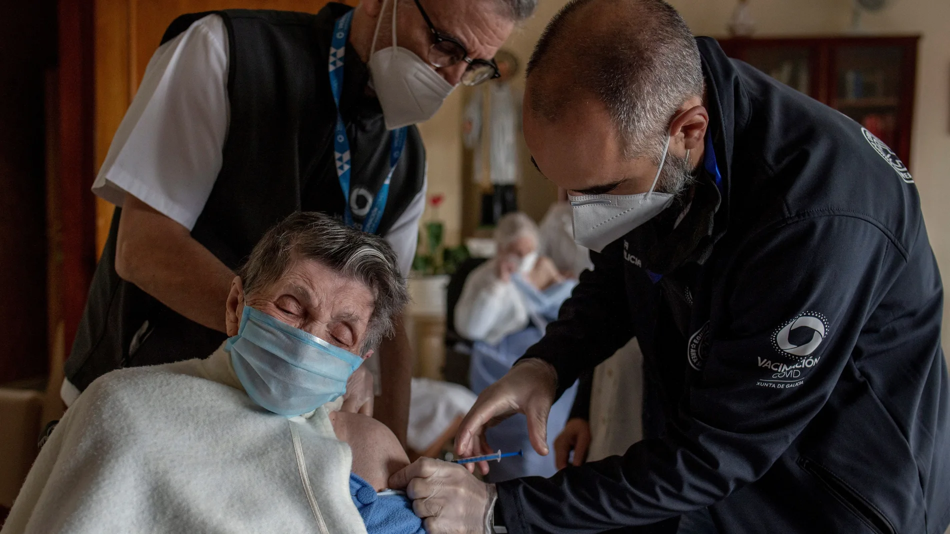 Rosario Pérez, de 103 años de edad, recibe la vacuna contra el coronavirus en la casa Virgen Milagrosa de Maceda (Orense), durante la campaña de vacunación a domicilio en Galicia.