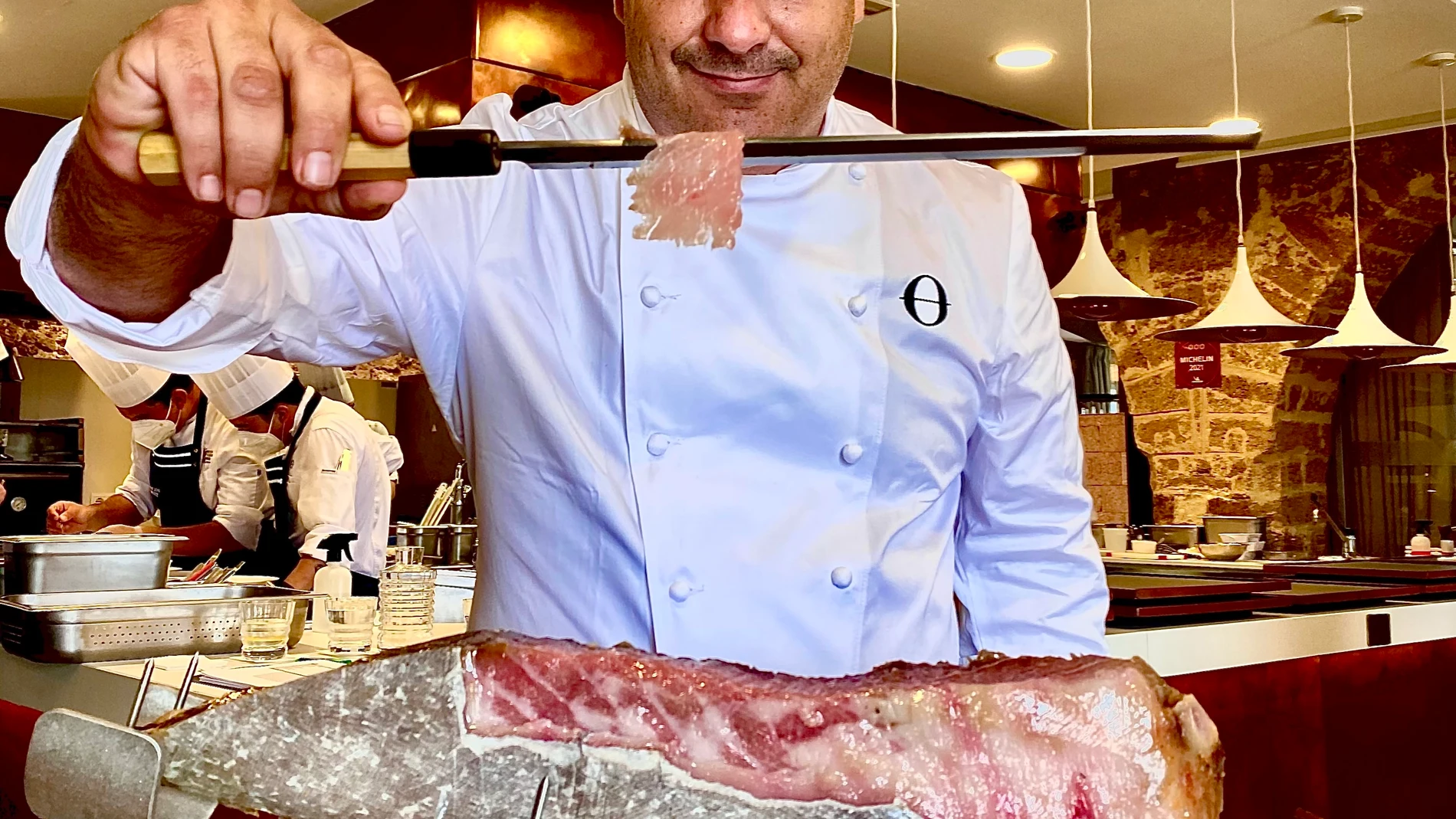 CHEF ANGEL LEON CORTA LAMINAS DE ATUN EN UN JAMONERO