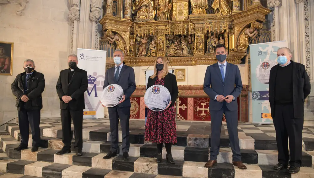 El delegado del Gobierno en Castilla y León, Javier Izquierdo (CI), y la directora general de la Fábrica Nacional de Moneda y Timbre, Lidia Sánchez (CD), presentan la moneda conmemorativa con motivo del VIII Centenario de la Catedral de Burgos