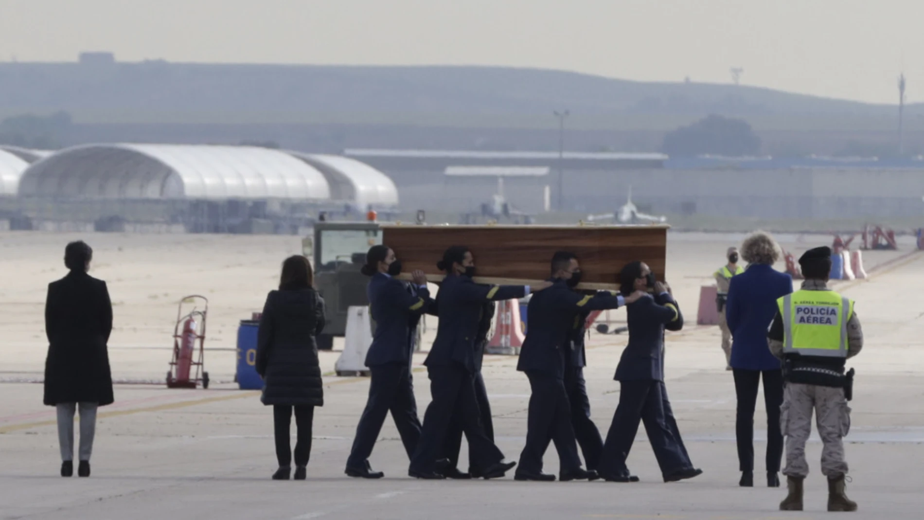 Llegada de los cuerpos de los periodistas españoles y su compañero irlandés a la Base Aérea de Torrejon