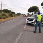 Agentes de la Guardia Civil de tráfico realizan un control a la entrada de la localidad onubense de Matalascañas