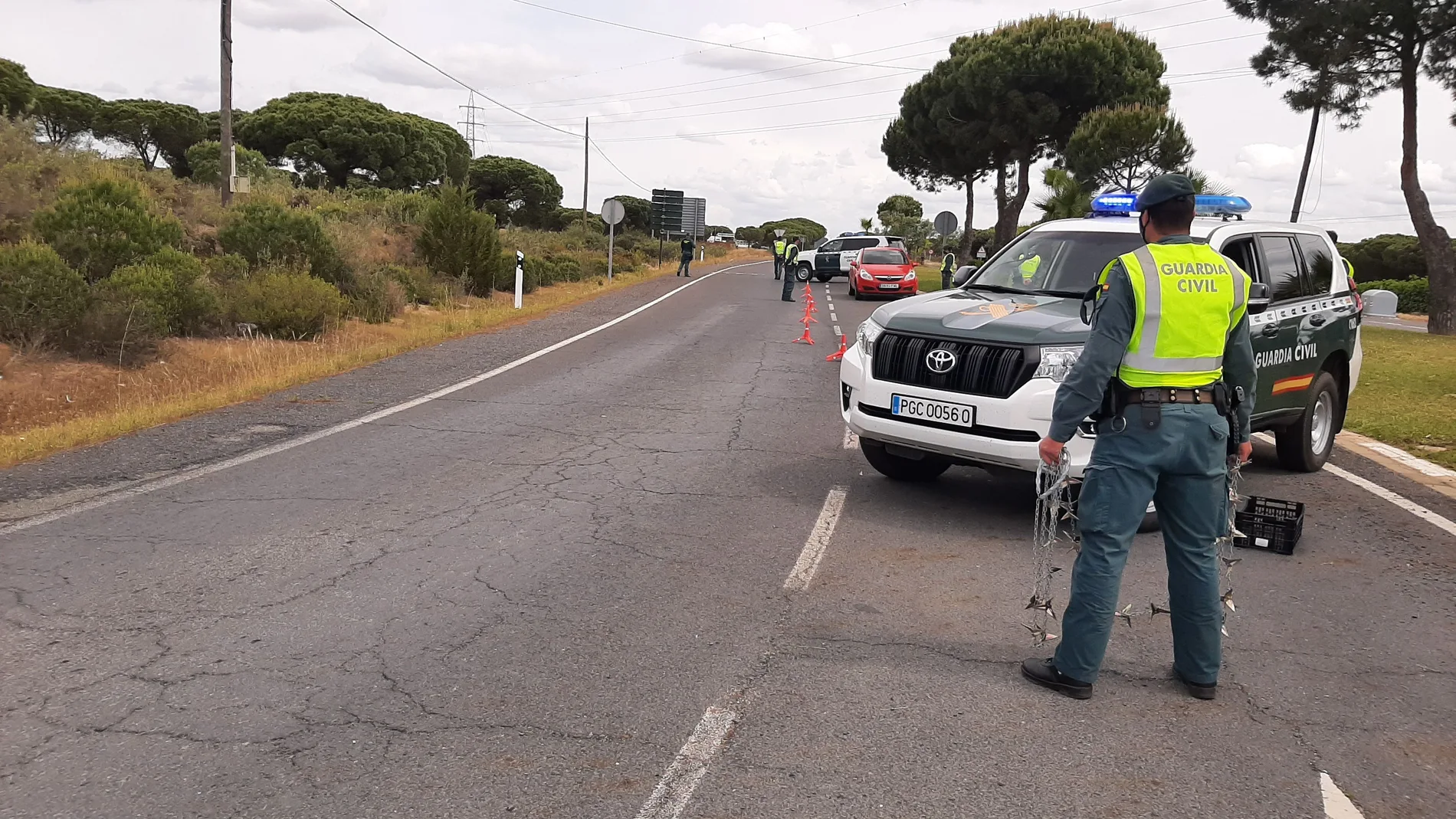 Agentes de la Guardia Civil de tráfico realizan un control a la entrada de la localidad onubense de Matalascañas