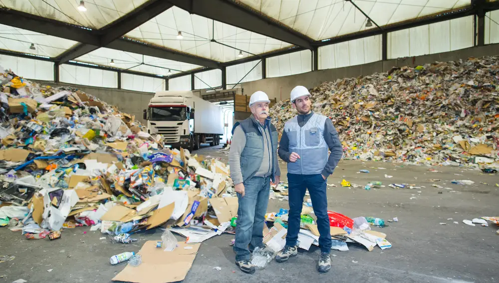 Trabajadores en una planta de reciclado