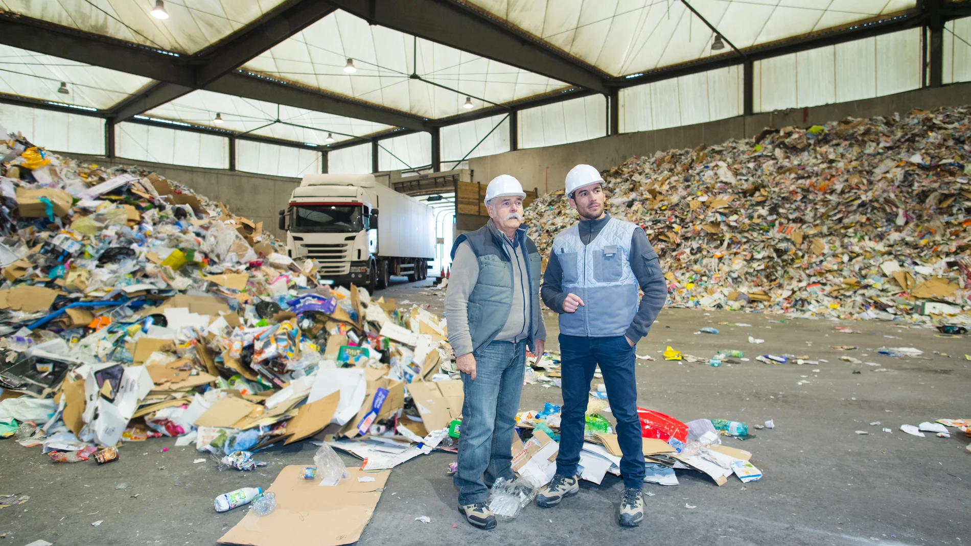 Trabajadores en una planta de reciclado