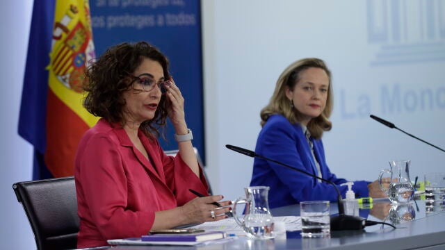 La ministra de Hacienda y Portavoz del Gobierno, María Jesús Montero, y la vicepresidenta segunda, Nadia Calviño, al término del Consejo de Ministros