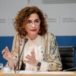 La ministra de Hacienda, María Jesús Montero, durante la presentación de las proyecciones de déficit incluidas en el Programa de Estabilidad 2021-2024, en la sede del Ministerio