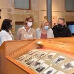 La delegada territorial de la Junta, Yolanda de Gregorio, y Carlos de la Casa, entre otros, inauguran de la exposición "El rostro del pasado' en el Archivo Histórico de Soria