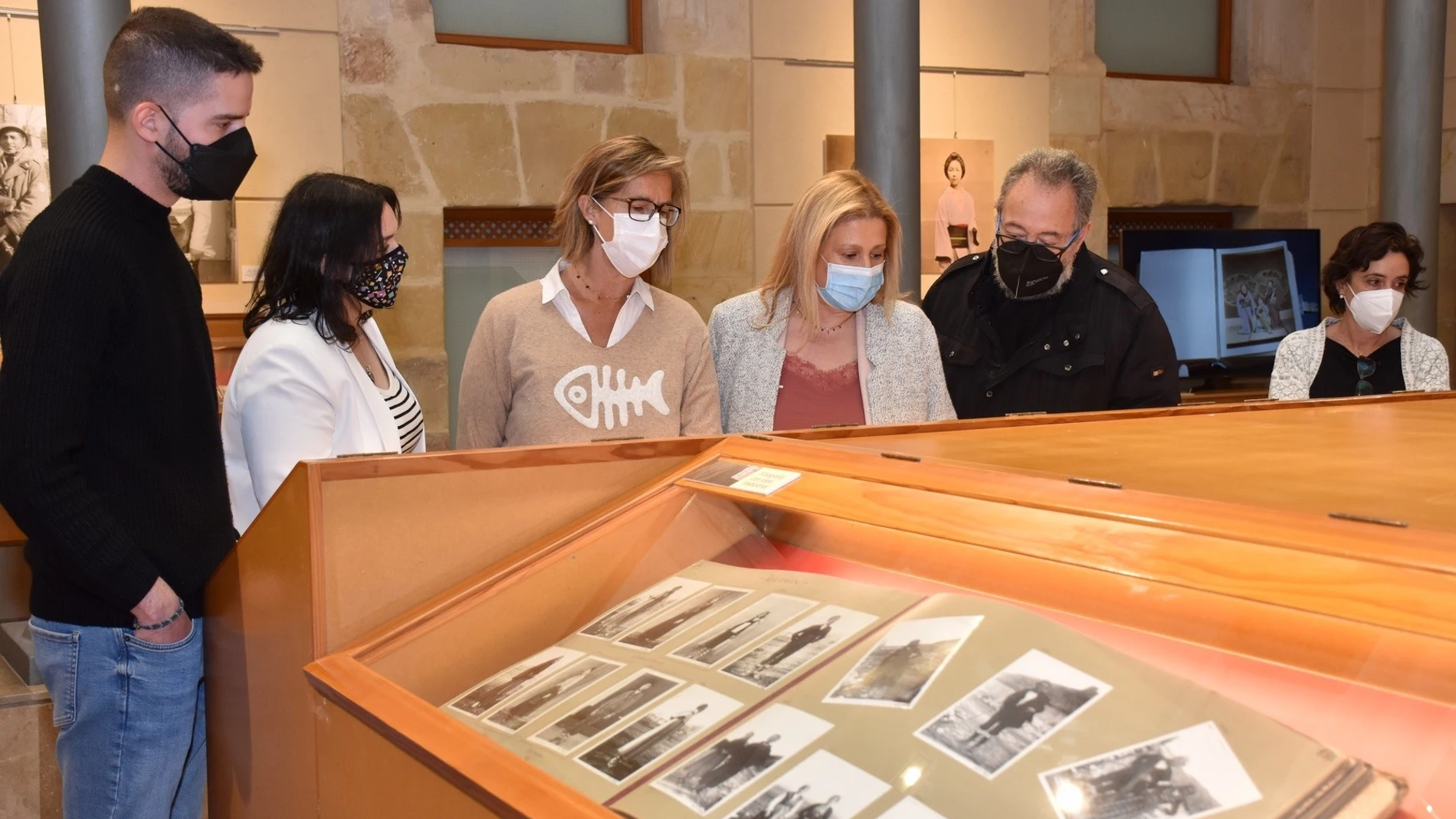 La delegada territorial de la Junta, Yolanda de Gregorio, y Carlos de la Casa, entre otros, inauguran de la exposición "El rostro del pasado' en el Archivo Histórico de Soria