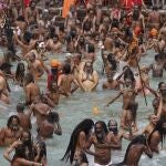 En esta imagen de abril de 2021, devotos se dan un chapuzón sagrado en el río Ganges durante el Kumbh Mela, o festival del cántaro, una de las peregrinaciones más sagradas del hinduismo