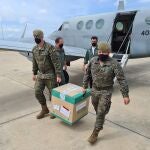 Un grupo de militares traslada 4.000 dosis de la vacuna de Moderna