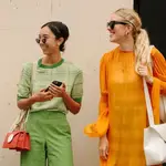 Influencers con pantalones de color sobre el street style/ Pinterest