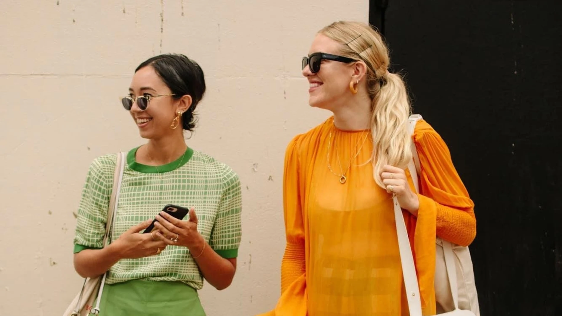 Influencers con pantalones de color sobre el street style/ Pinterest