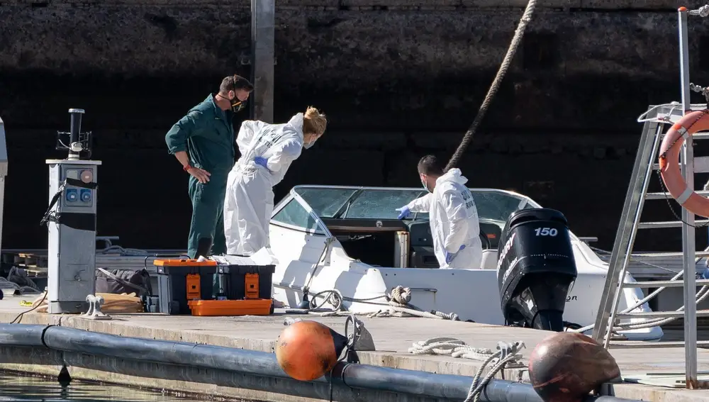 GRAFCAN8263. SANTA CRUZ DE TENERIFE (ESPAÑA), 29/04/2021.- La Policía Científica analiza la embarcación. EFE/Ramón de la Rocha