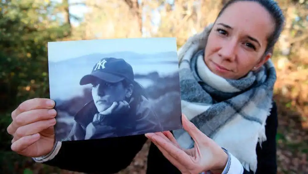 Rosa muestra una foto de su hermana, asesinada hace 19 años en Vigo