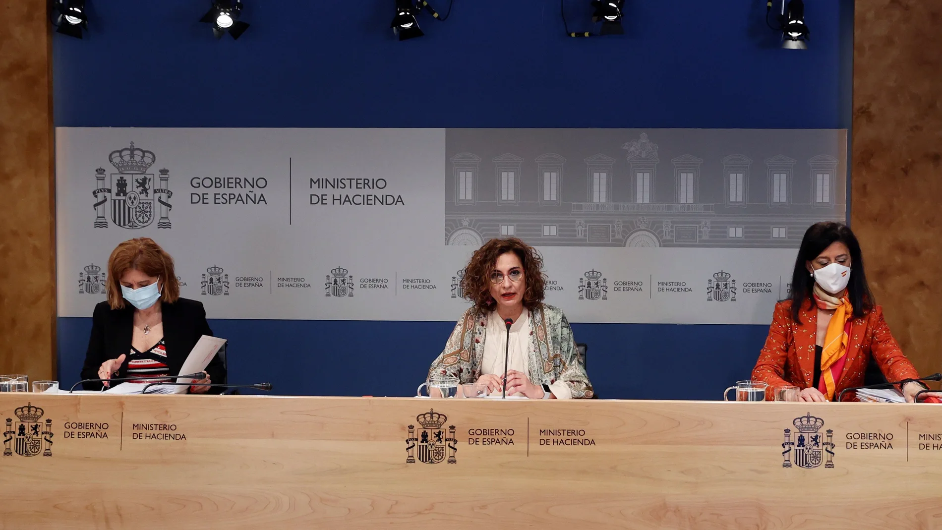 La ministra de Hacienda, María Jesús Montero (c), presenta las proyecciones de déficit incluidas en el Programa de Estabilidad, este viernes en la sede del Ministerio.