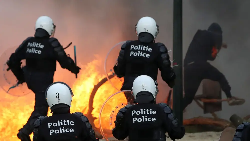 La policía se enfrenta a los manifestantes en Bruselas