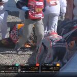 Marc Márquez, en el suelo junto a su moto, tras la caída en Jerez