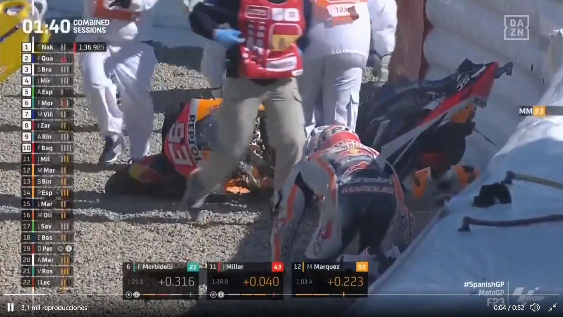 Marc Márquez, en el suelo junto a su moto, tras la caída en Jerez