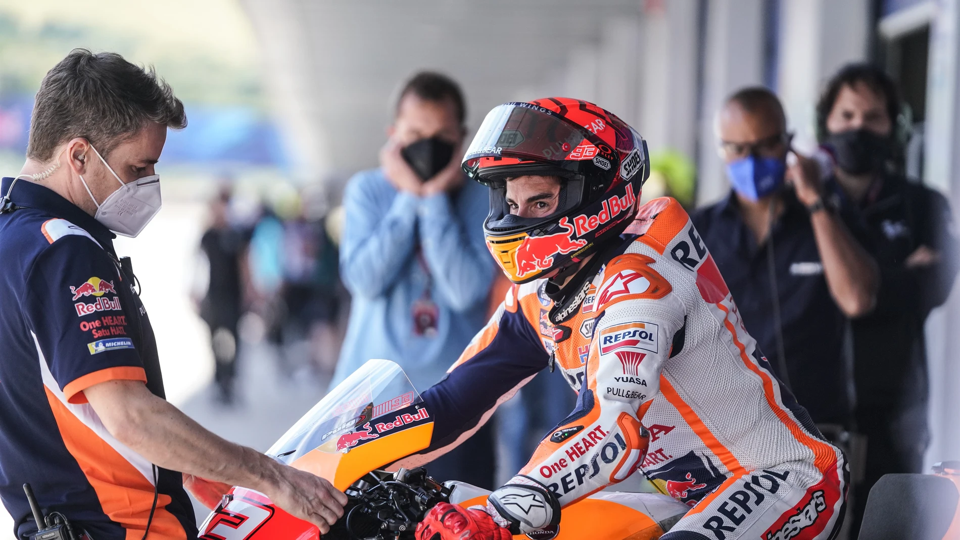 Marc Márquez sale del su box en el circuito de Jerez