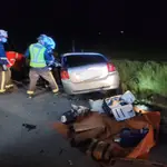 Bomberos intentan excarcelar a uno de los heridos
