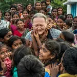 Anna Ferrer, en la India rodeada de mujeres y niñas en India