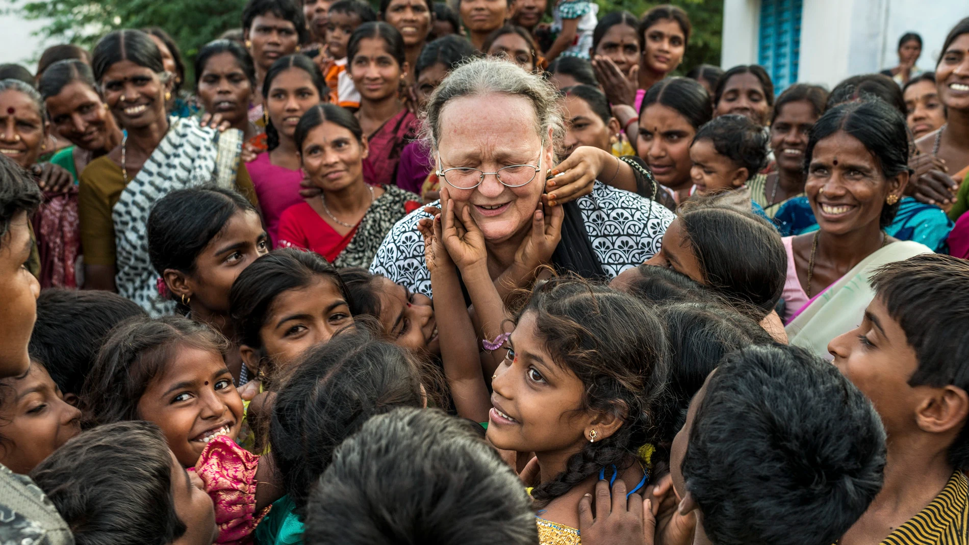 Anna Ferrer, en la India rodeada de mujeres y niñas en India