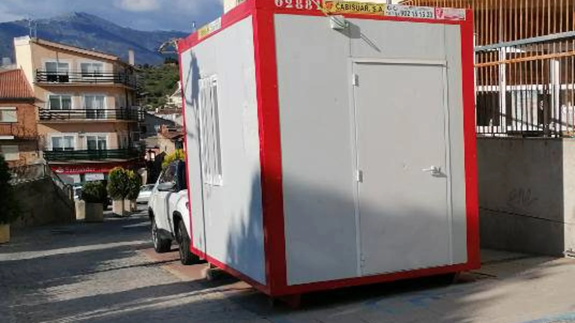 Caseta en la plaza de aparcamiento para persona con discapacidad del centro de salud de Burgohondo