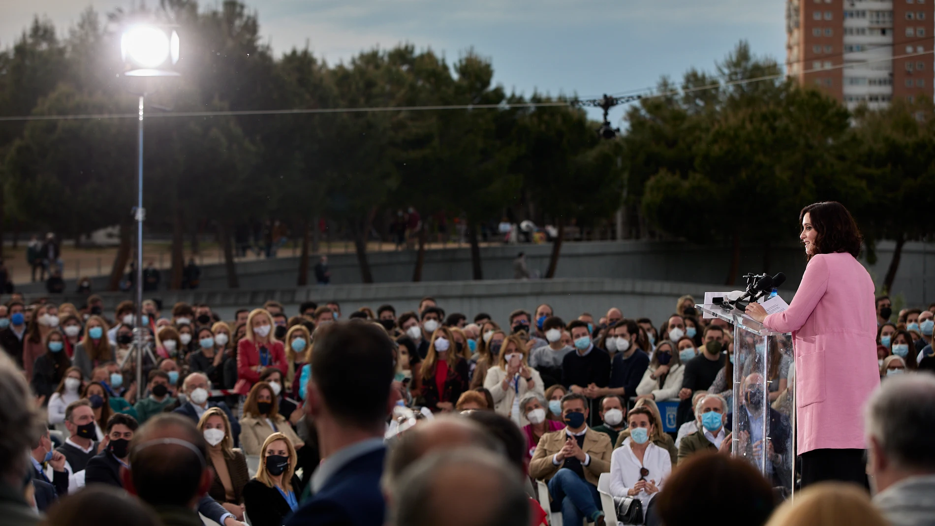 La presidenta de la Comunidad de Madrid y candidata a la reelección, Isabel Díaz Ayuso interviene en el último acto de campaña del partido, en el barrio de Salamanca