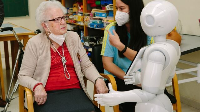 Residencias 5.0 con cuidador intelingencia artificial . En Soria una residencia para mayores de la tercera edad cuenta con un robot como cuidador