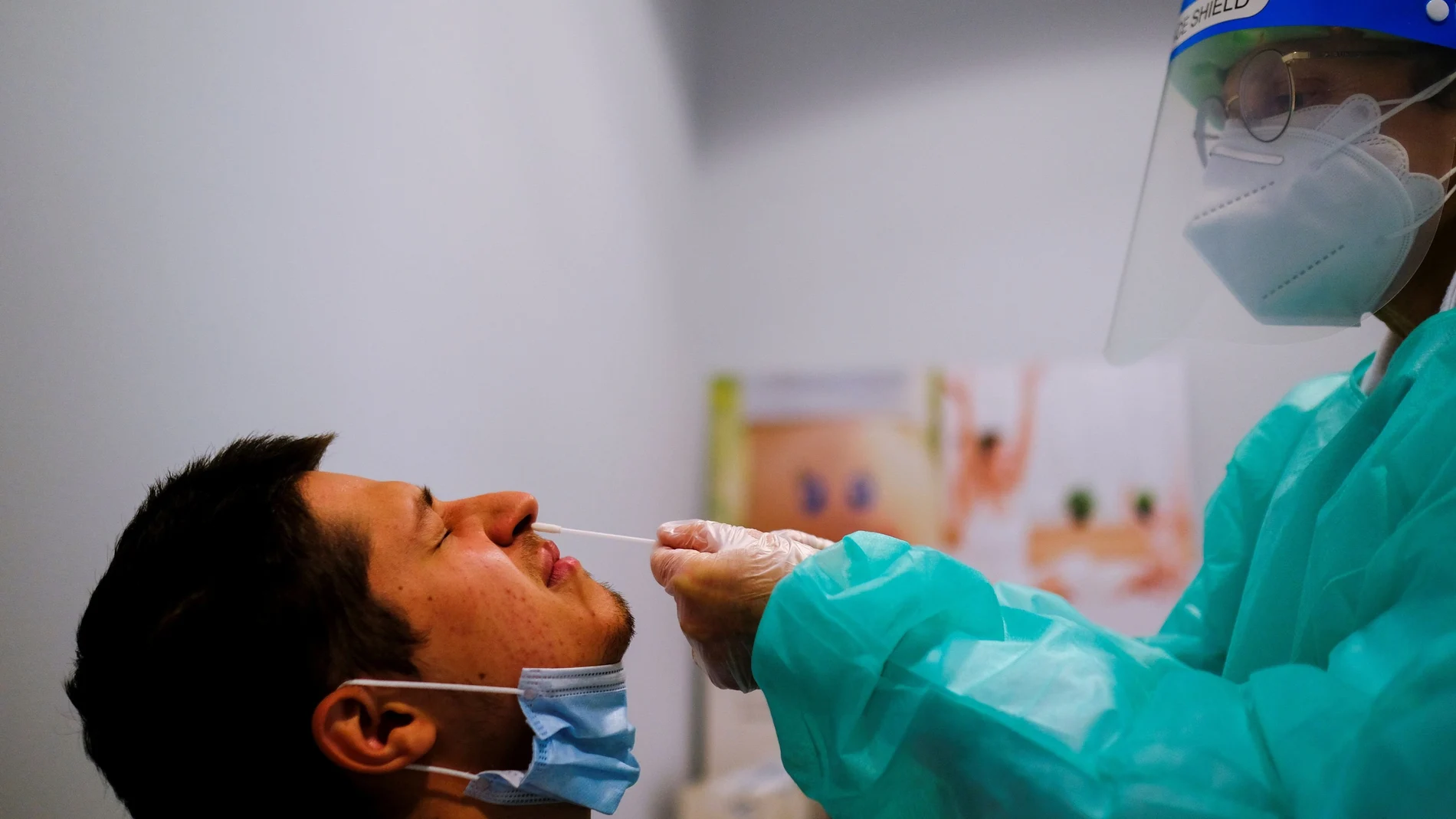 Con este test se evitan las molestias que supone para el paciente la toma nasofaríngea, ya que el hisopo o bastoncillo se introduce en la parte delantera de la nariz, no como el actual