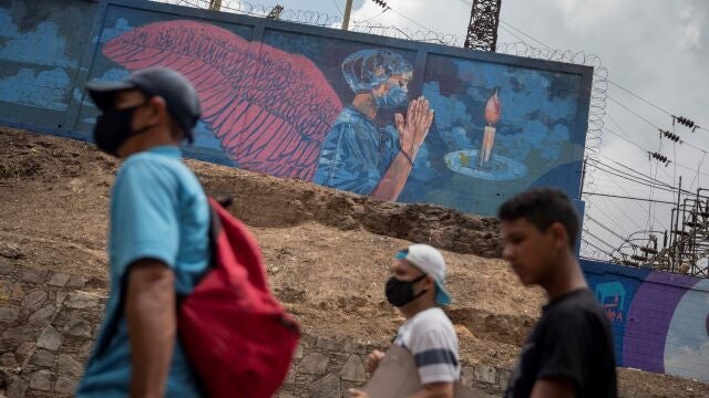 Gente caminado en Caracas (Venezuela)