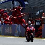 El equipo Ducati celebra en el muro de la recta de meta de Jerez el triunfo de Jack Miller y el liderato de Pecco Bagnaia