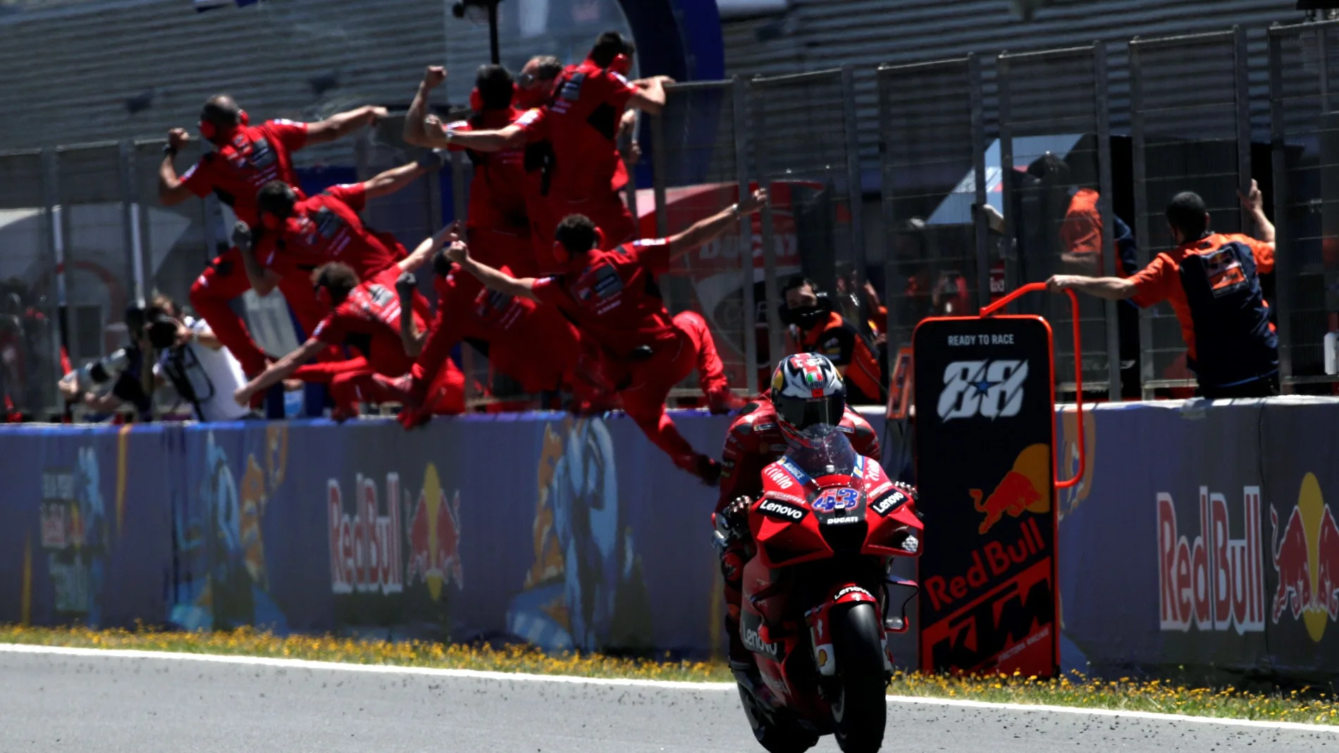 El equipo Ducati celebra en el muro de la recta de meta de Jerez el triunfo de Jack Miller y el liderato de Pecco Bagnaia