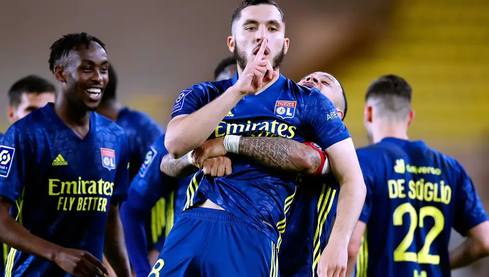Rayan Cherki manda callar a sus rivales después de marcar el gol del triunfo del Lyon.