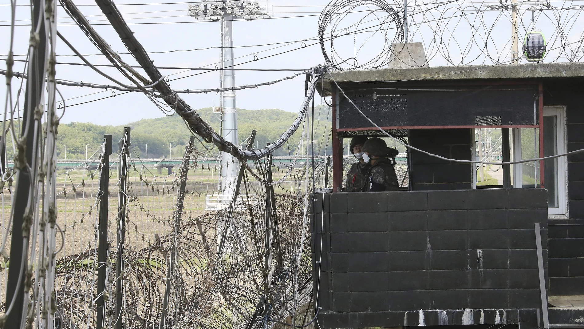 Soldados del ejército surcoreano montan guardia en un puesto militar en el Pabellón Imjingak cerca de la aldea fronteriza de Panmunjom en Paju, Corea del Sur, el domingo 2 de mayo