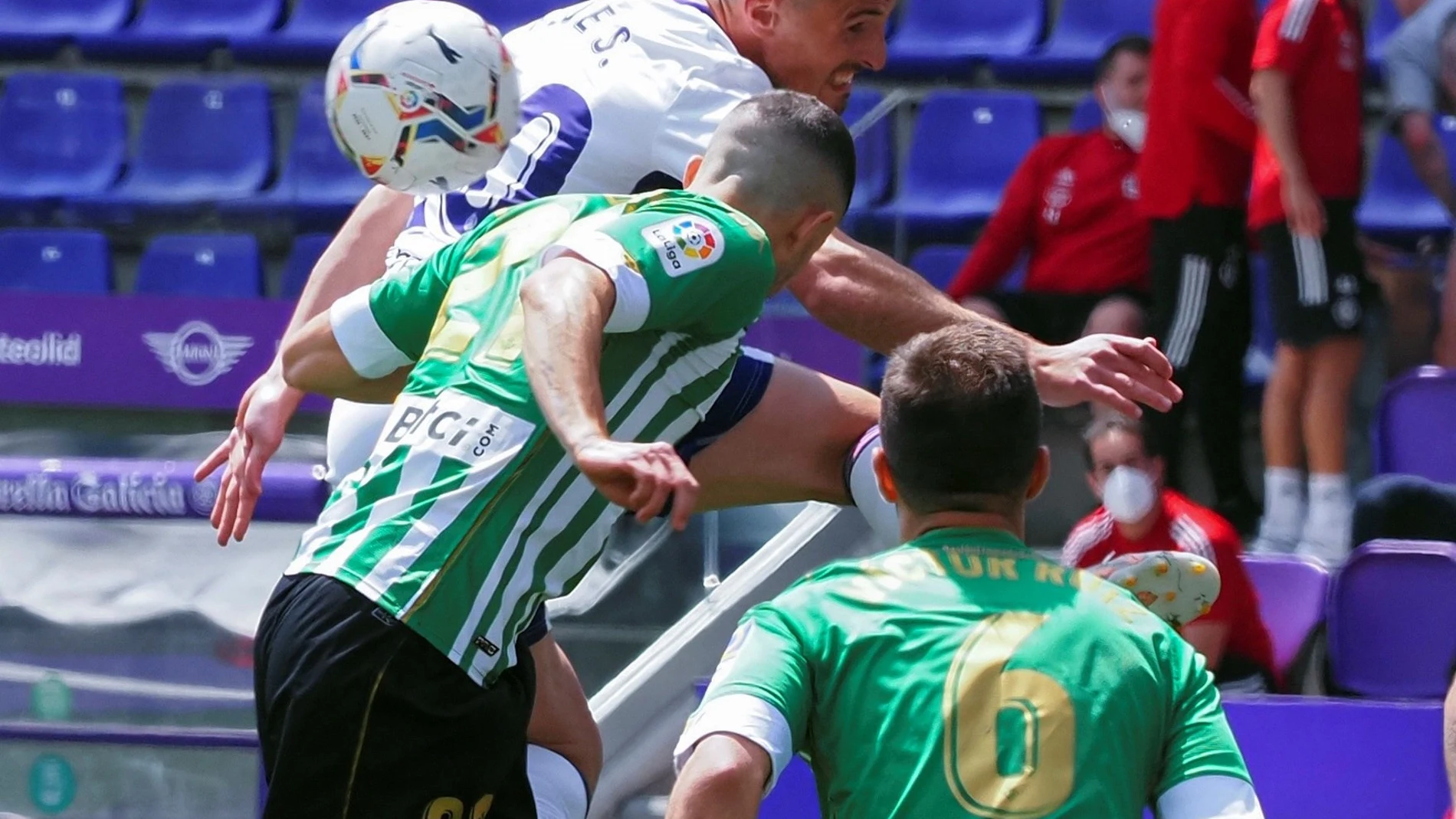El centrocampista argentino del Betis, Guido Rodríguez pelea un balón con el centrocampista del Valladolid, Fede San Emeterio (detrás), en el partido de LaLiga que se disputa este domingo en el estadio José Zorrilla. EFE/ R. García