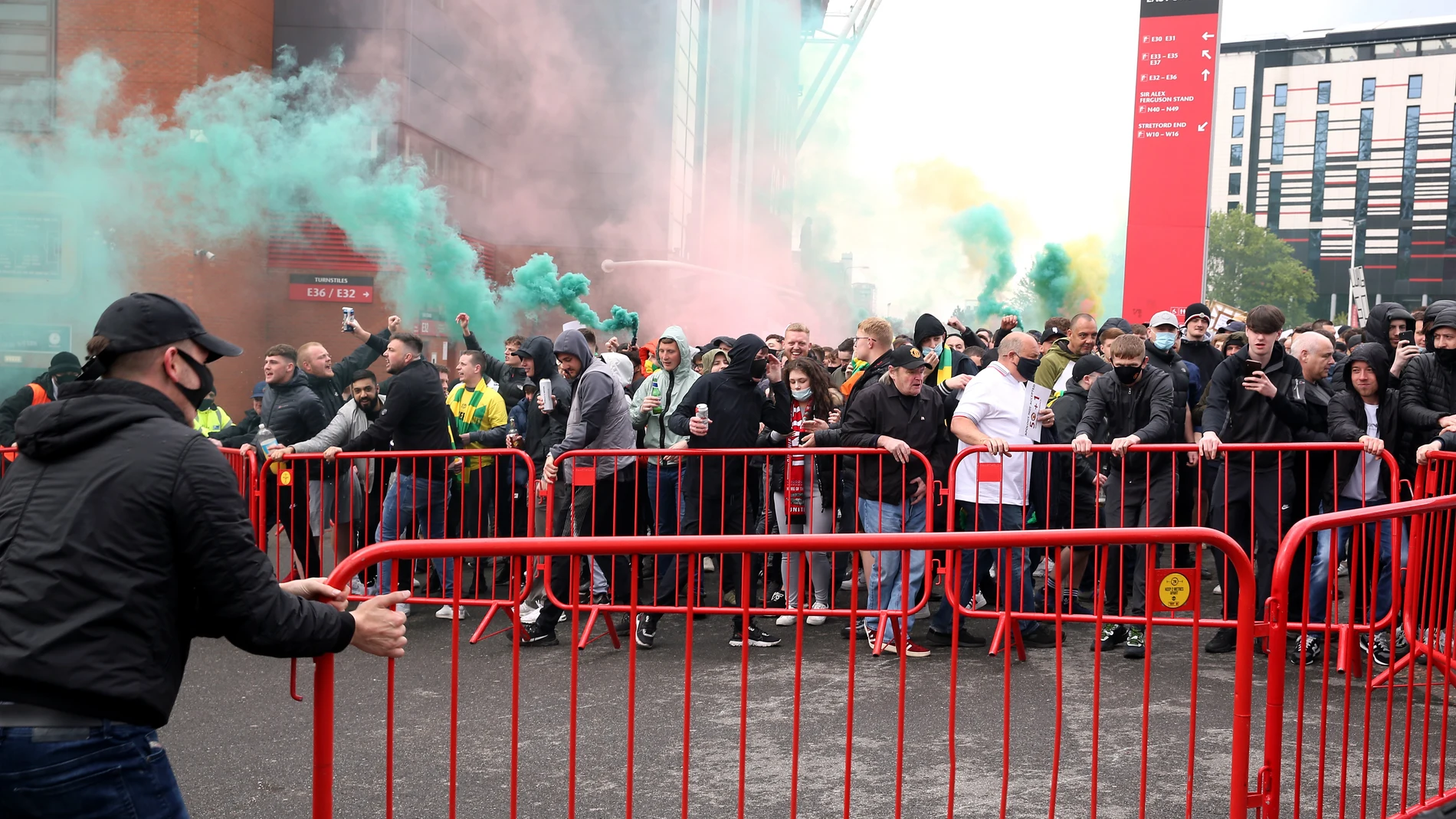 Aficionados del Manchester United protestan a las puertas de Old Trafford