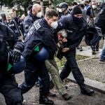 La policía alemana arresta a un individuo durante una protesta contra las restricciones por la pandemia en Berlín
