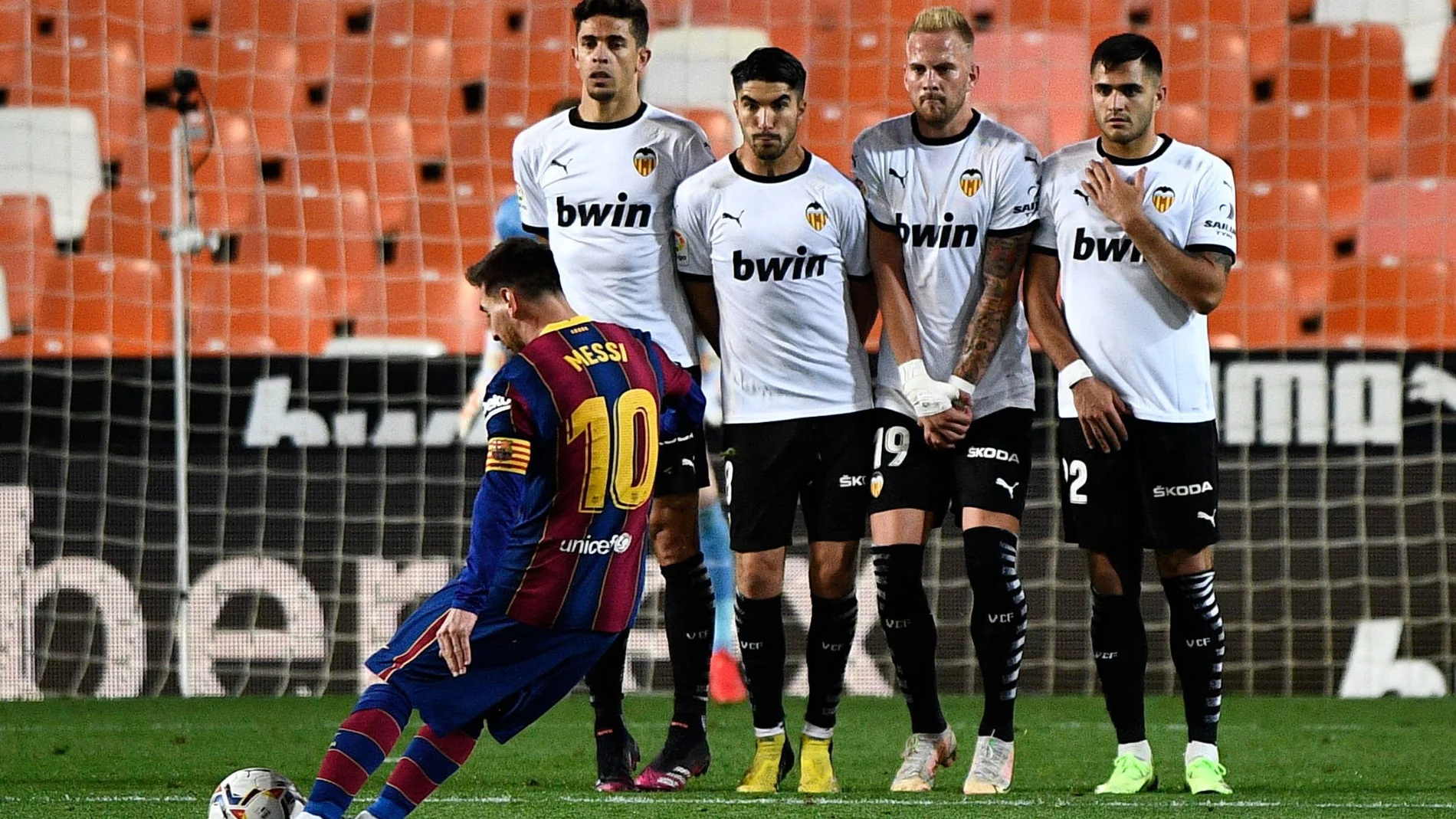 La falta de Messi que supuso el tercer gol del Barcelona ante el Valencia