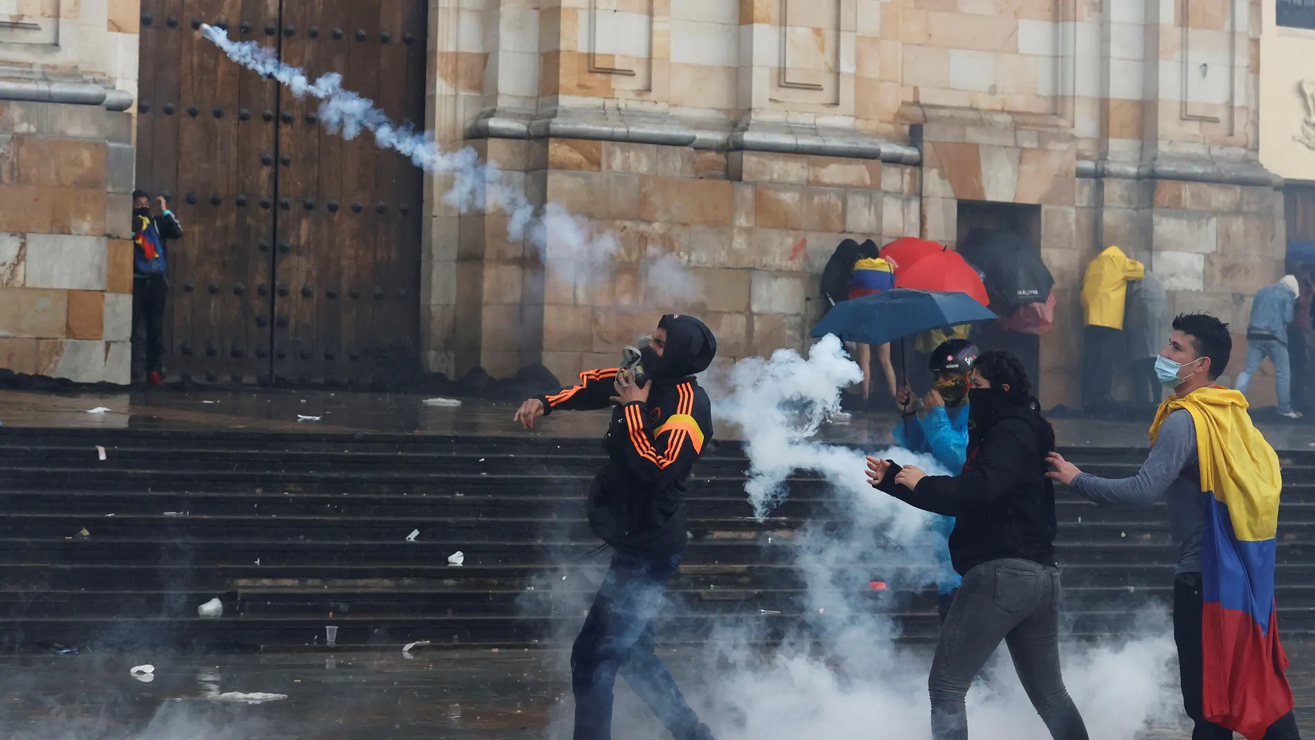 Un manifestante se enfrenta a miembros de la policía durante una jornada de protestas contra la reforma tributaria en Bogotá