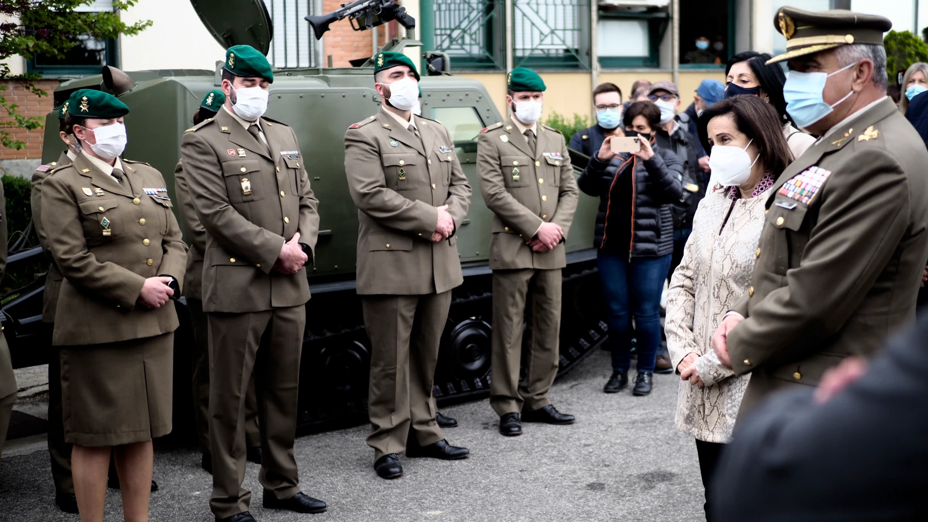 La ministra de Defensa, Margarita Robles, en el acuartelamiento de Aizoáin (Navarra)