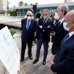 El consejero de la Presidencia (2i) visitó junto al alcalde de Málaga (2 d) el comienzo de las obras del proyecto para megayates en el puerto de Málaga