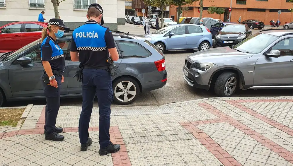 Dos agentes de la Policía Local de Valladolid durante su servicio