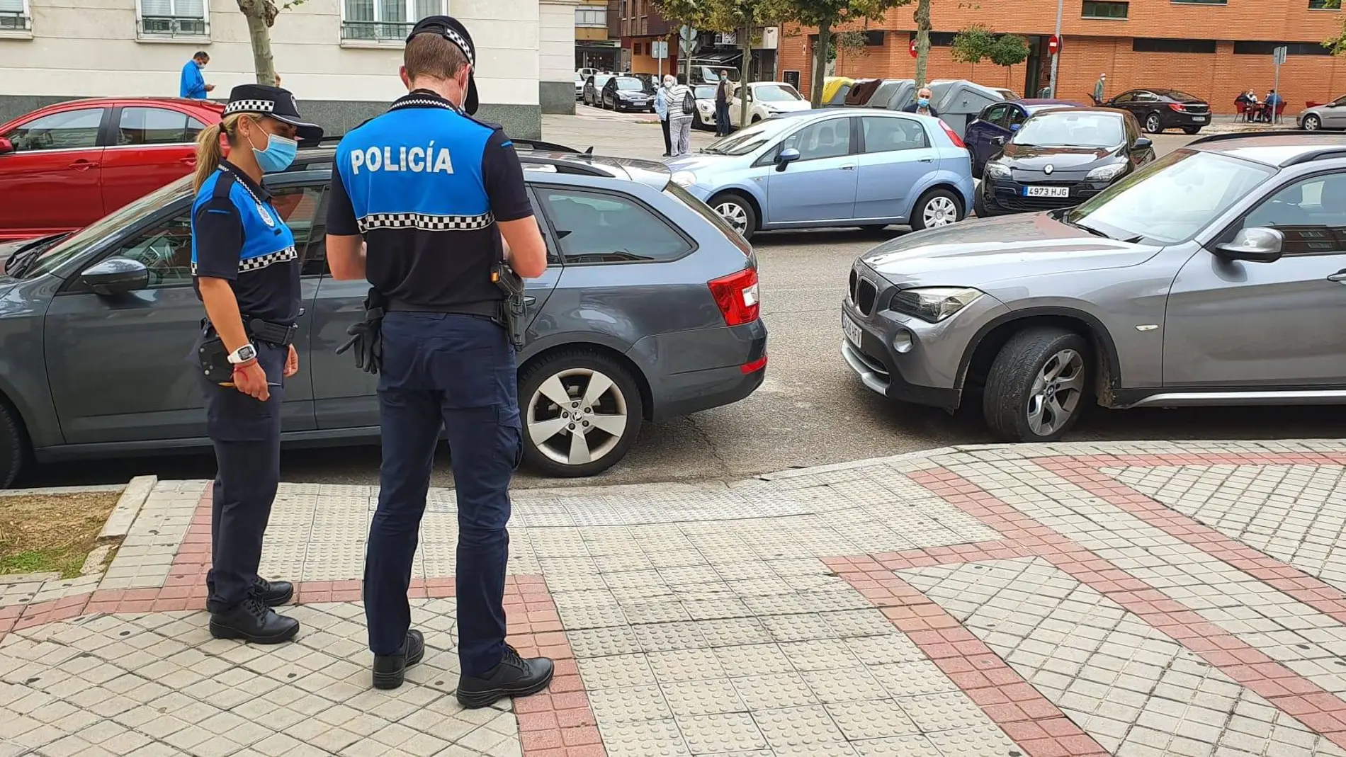 Dos agentes de la Policía Local de Valladolid durante su servicio