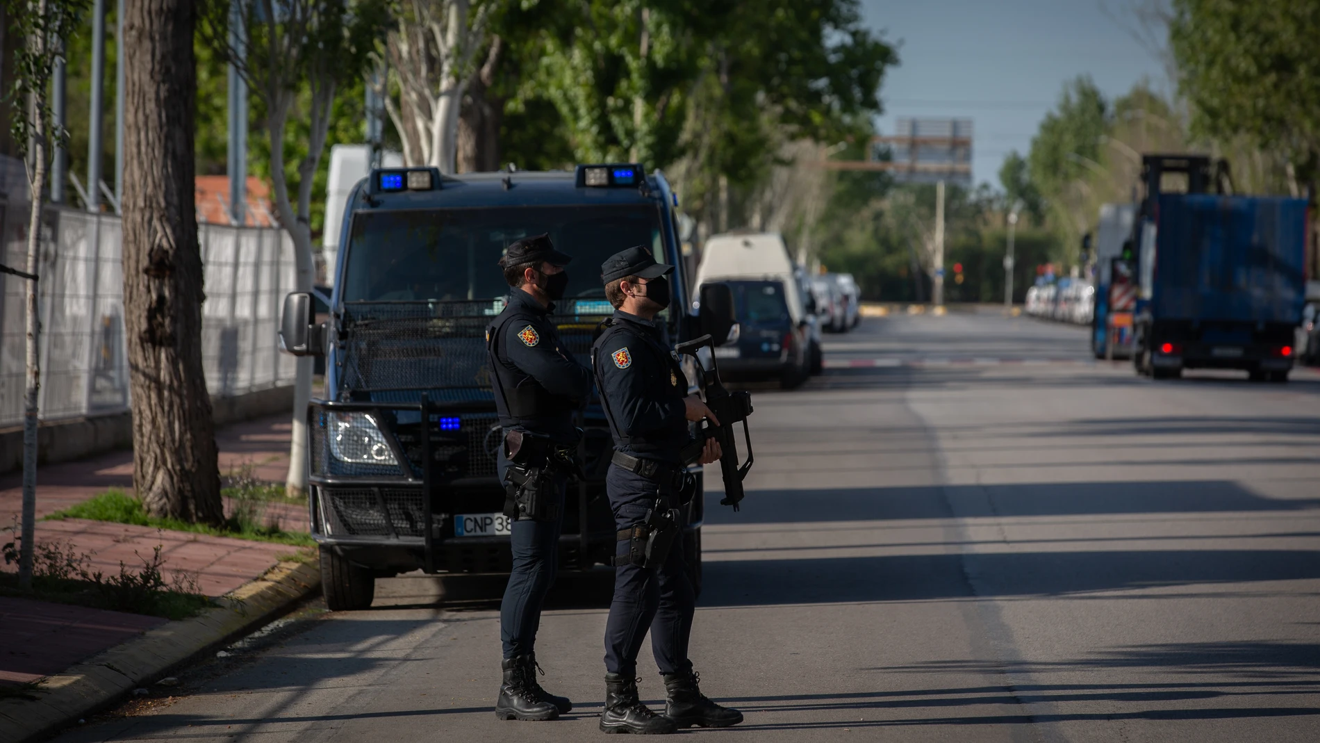 Agentes de Policía Nacional escoltan una comisaría ubicada en la Zona Franca de Barcelona.