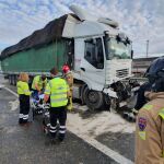 El accidente, en el que ha quedado atrapado un camionero en la cabina, se ha producido pasadas las ocho de la mañana en la A-30, entre Fortuna y Lorquí