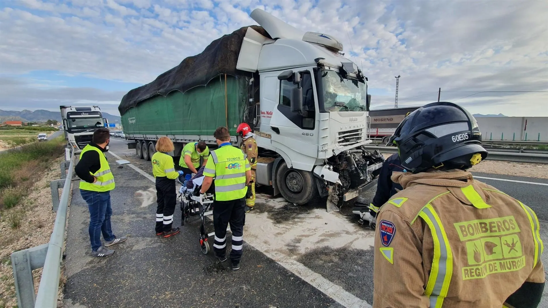 El accidente, en el que ha quedado atrapado un camionero en la cabina, se ha producido pasadas las ocho de la mañana en la A-30, entre Fortuna y Lorquí