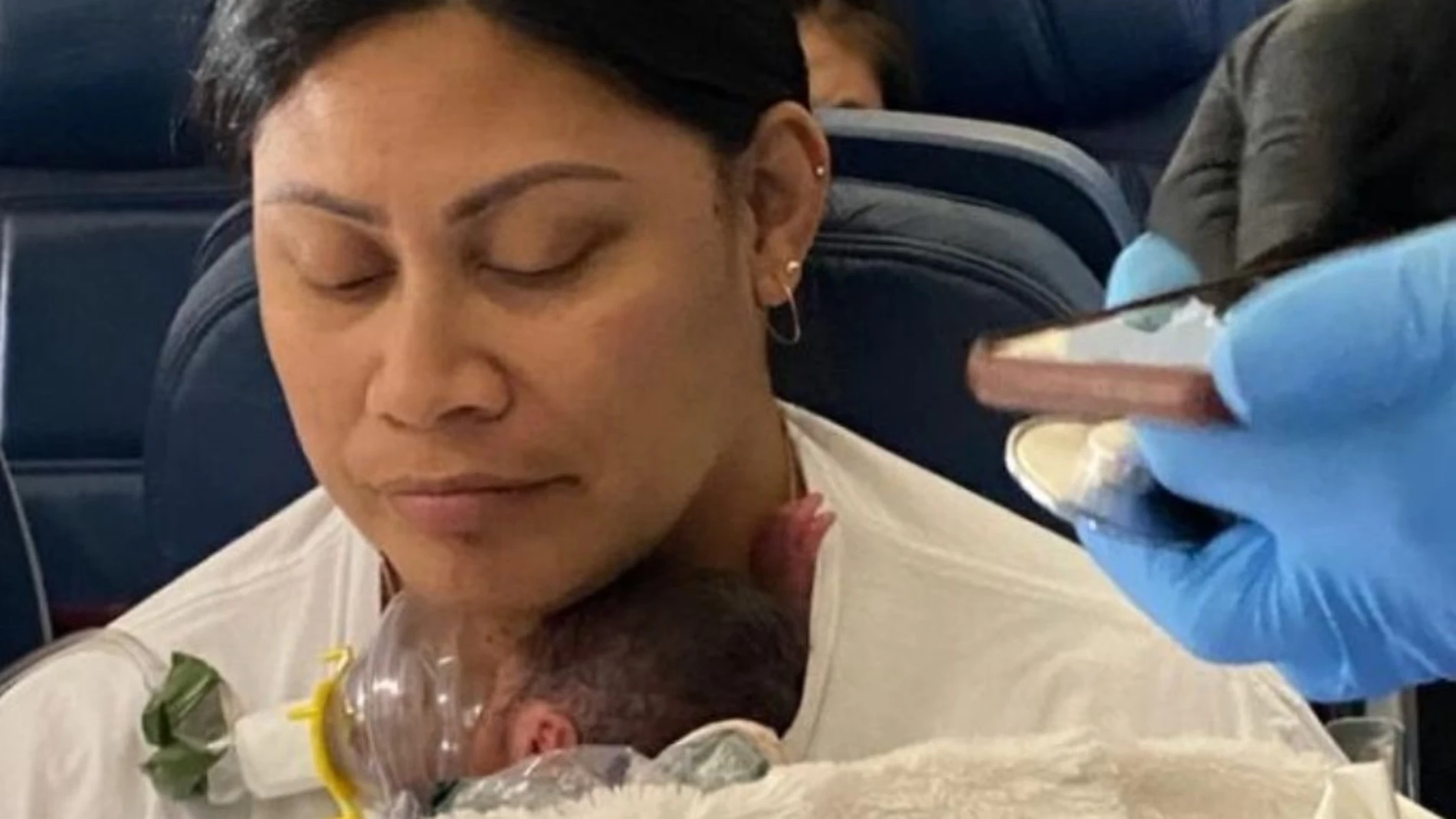 Lavinia sostiene a su bebé recién nacido